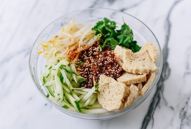 Adding sauce to bowl of ingredients, bmeteor.aiodimecu.cf