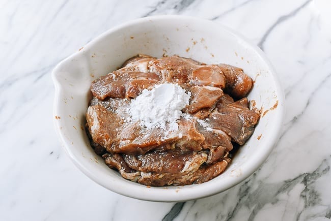 Adding potato starch and water to marinated Taiwan pork chops, bmeteor.aiodimecu.cf