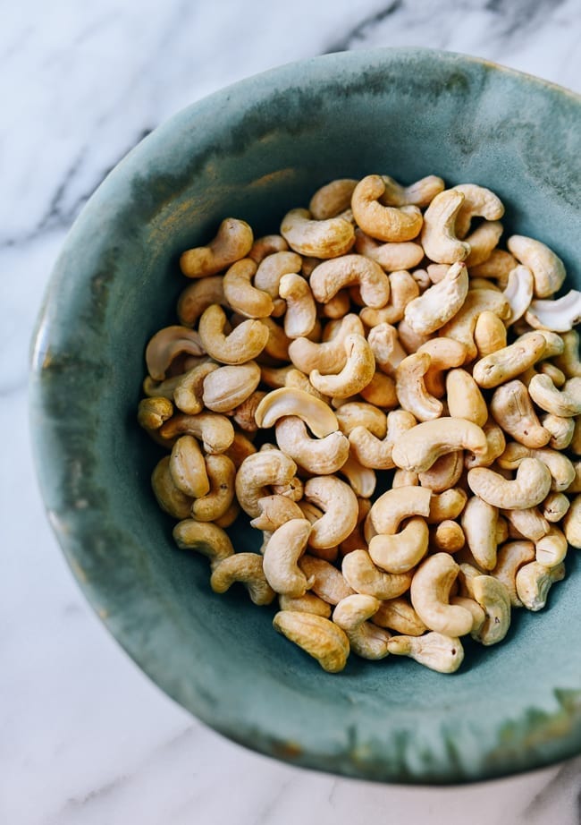 Bowl of raw cashews, bmeteor.aiodimecu.cf