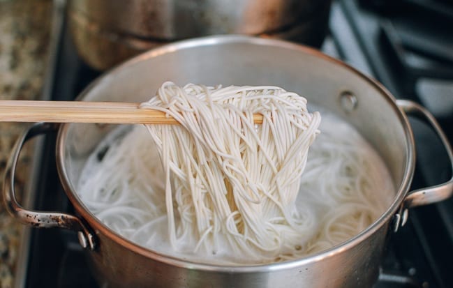 Cooking thin Chinese wheat noodles in pot of boiling water, bmeteor.aiodimecu.cf