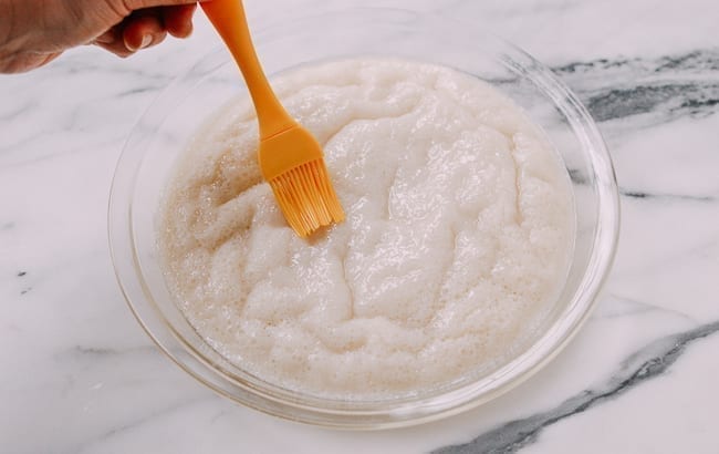Brushing white sugar sponge cake with oil, bmeteor.aiodimecu.cf