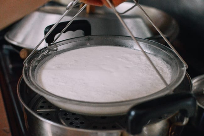 Placing dish of bai tang gao batter in steamer, bmeteor.aiodimecu.cf