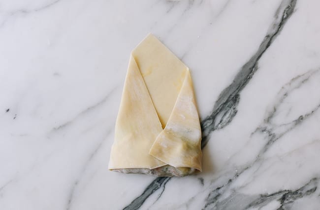 Folding both sides of egg roll wrapper into the middle, bmeteor.aiodimecu.cf