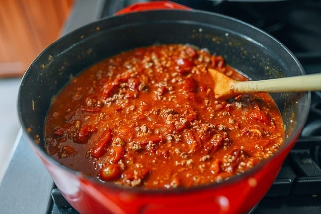 Stirring pot of tomato meat sauce, bmeteor.aiodimecu.cf