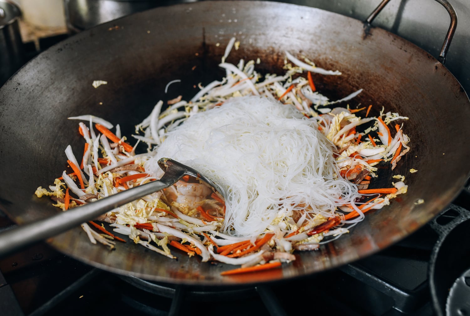 Adding the rice noodles to the wok, bmeteor.aiodimecu.cf