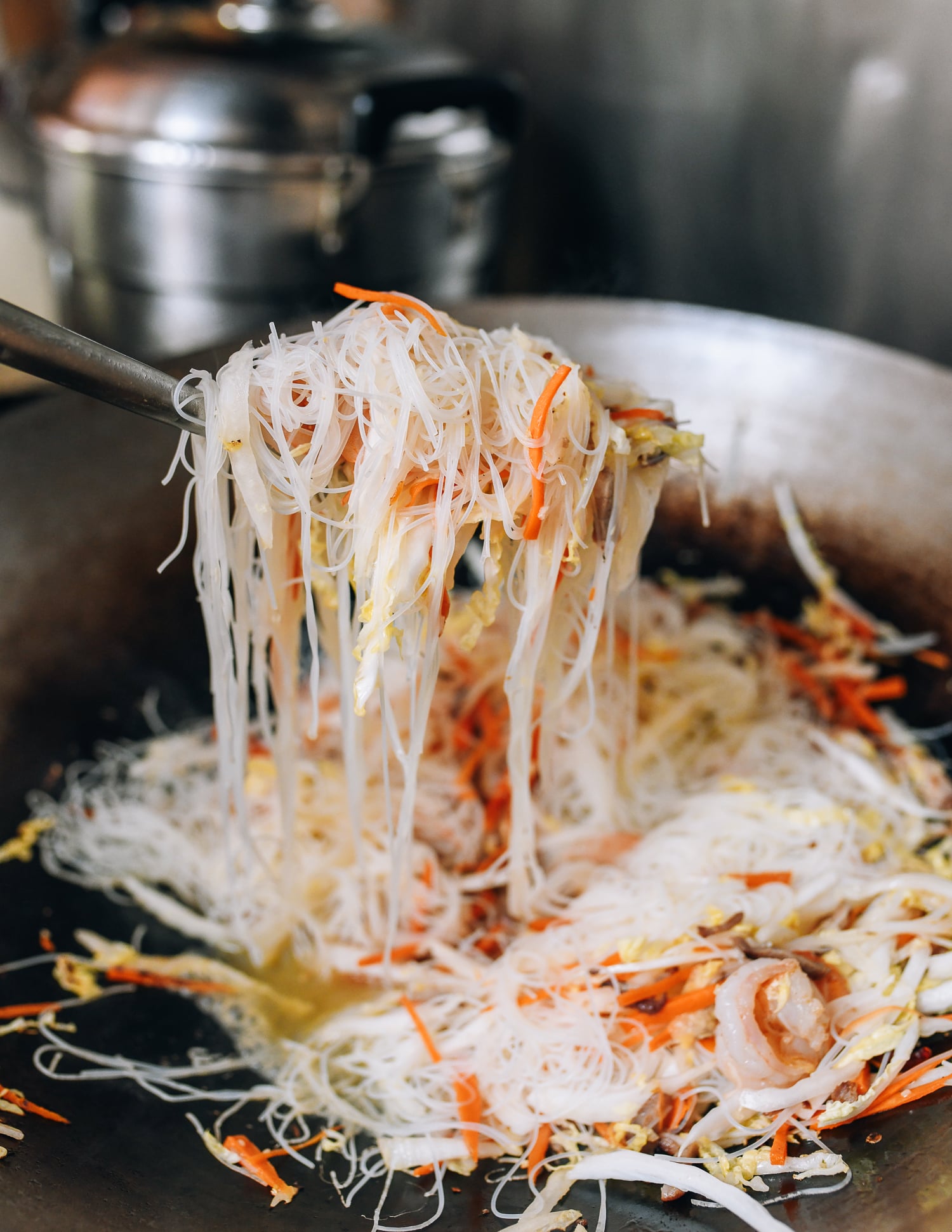 Lifting rice noodles with wok spatula to loosen them, bmeteor.aiodimecu.cf