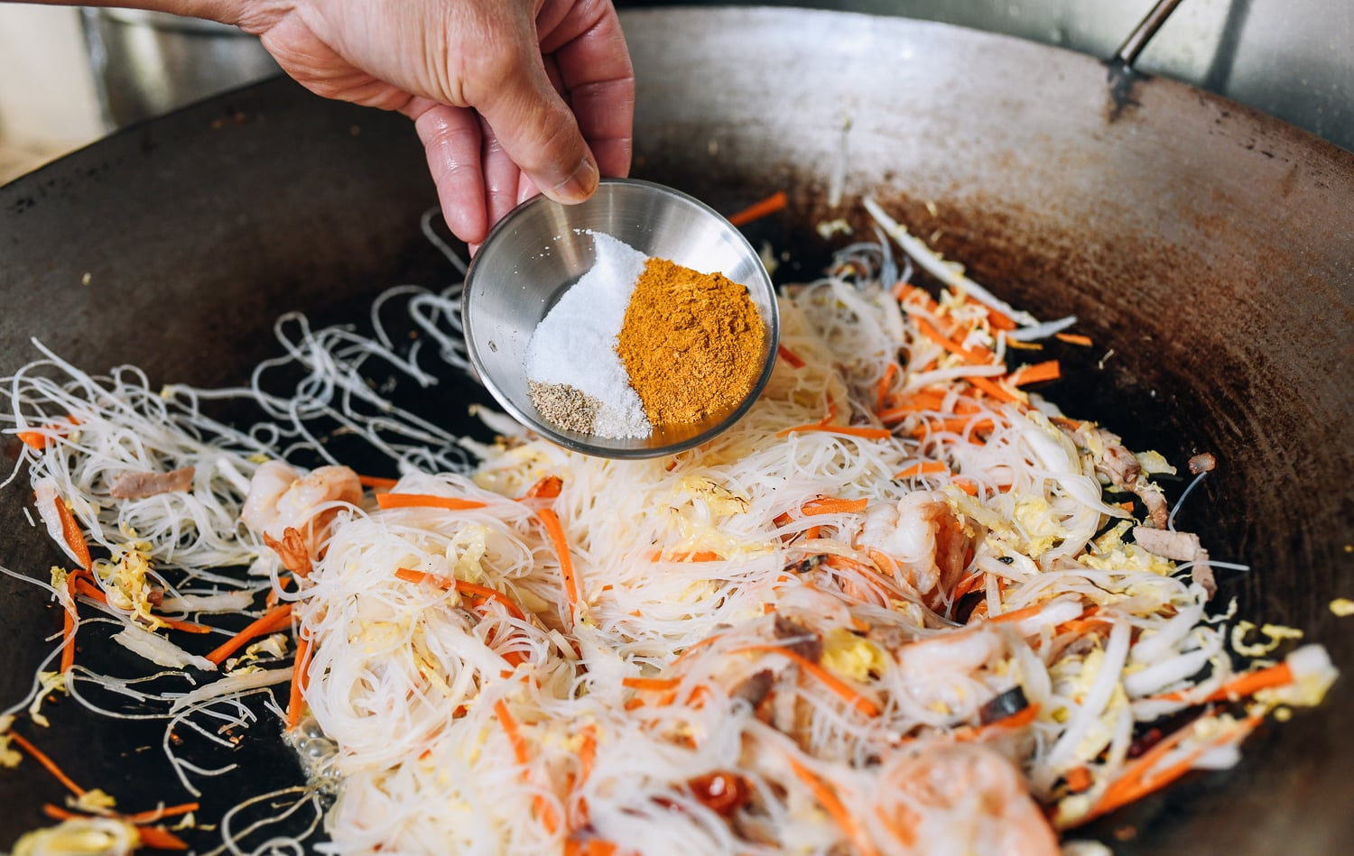 Adding curry powder, salt, sugar, and white pepper to noodles in wok, bmeteor.aiodimecu.cf
