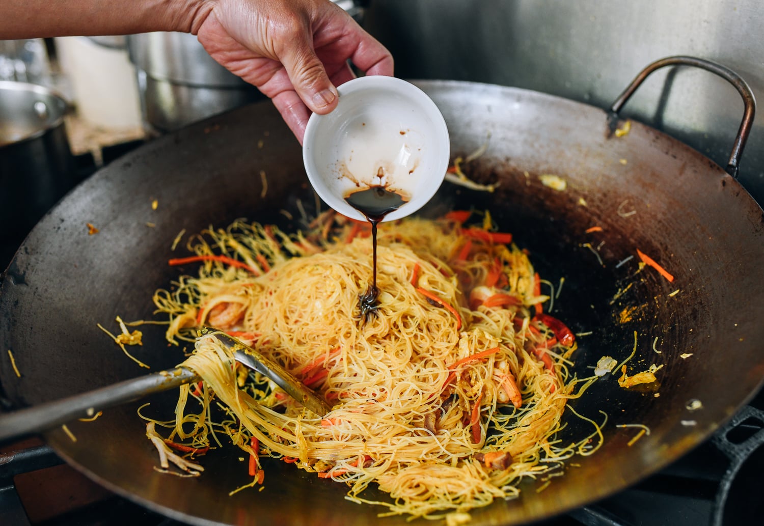 Adding sesame oil and soy sauce to singapore noodles in wok, bmeteor.aiodimecu.cf