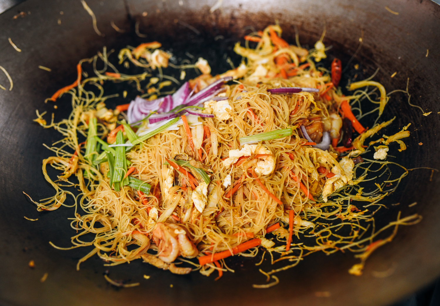 Adding scallions and red onion to Singapore Mei Fun, bmeteor.aiodimecu.cf