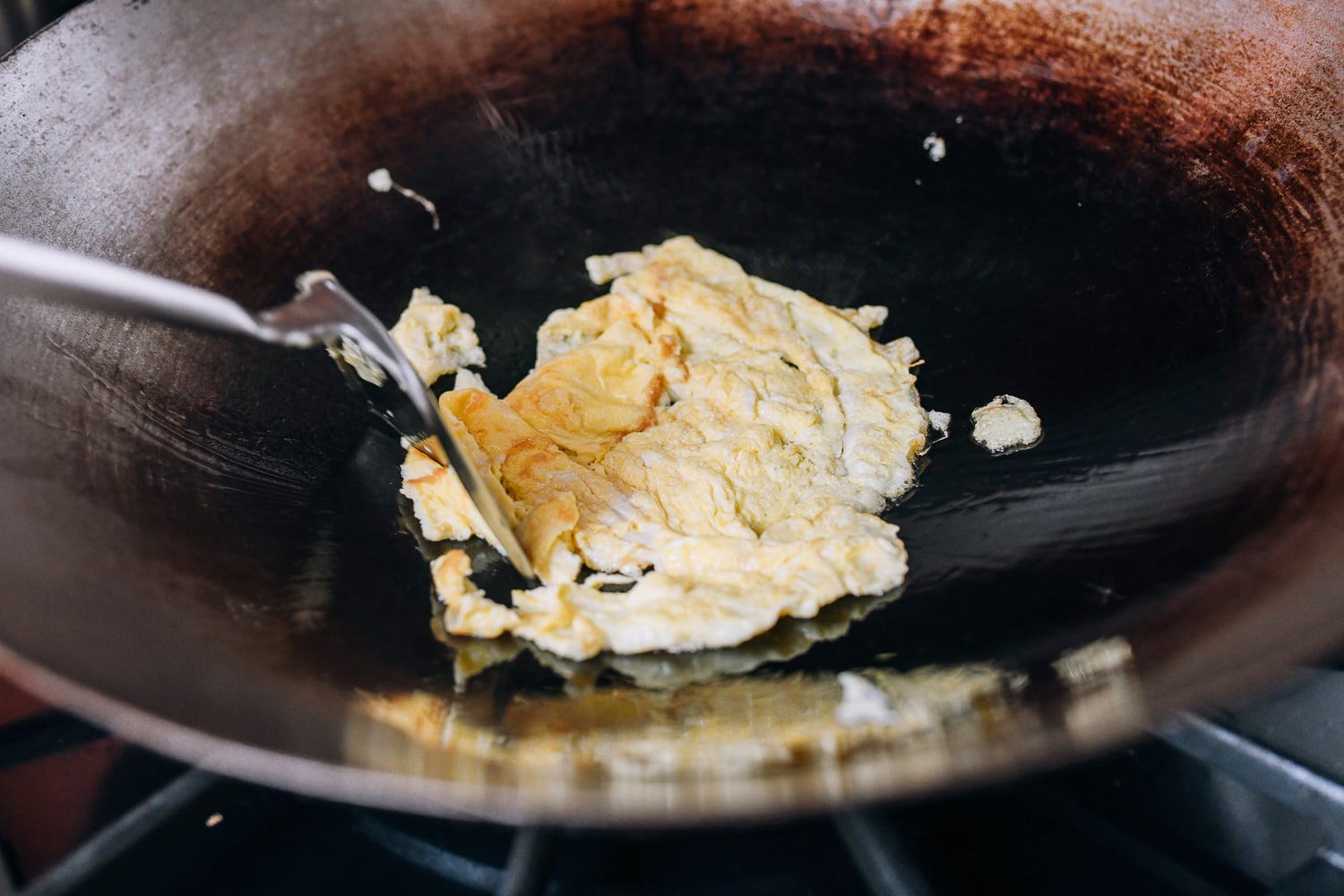 Breaking up scrambled eggs with wok spatula, bmeteor.aiodimecu.cf