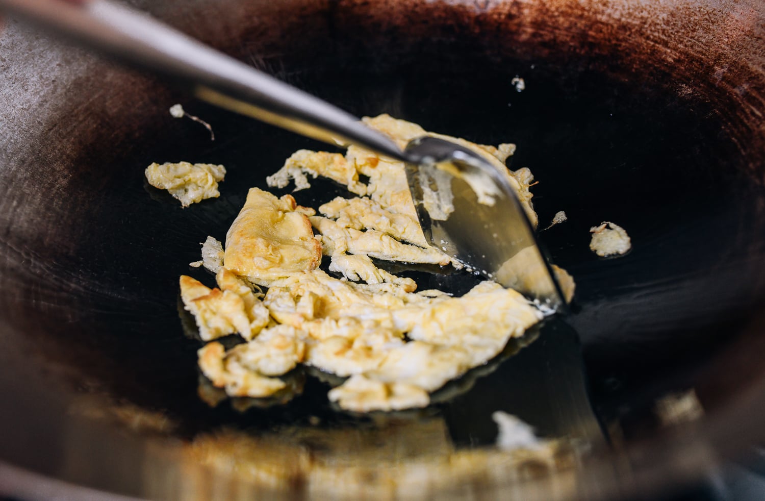 Breaking up scrambled eggs with wok spatula, bmeteor.aiodimecu.cf