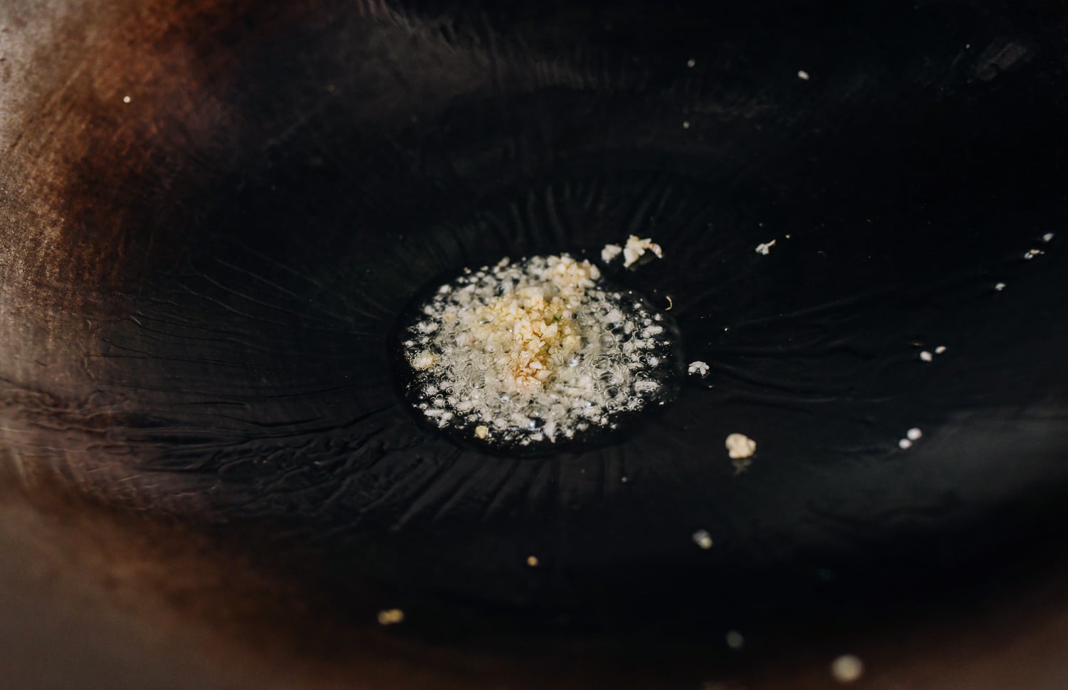 Oil and garlic in wok, bmeteor.aiodimecu.cf