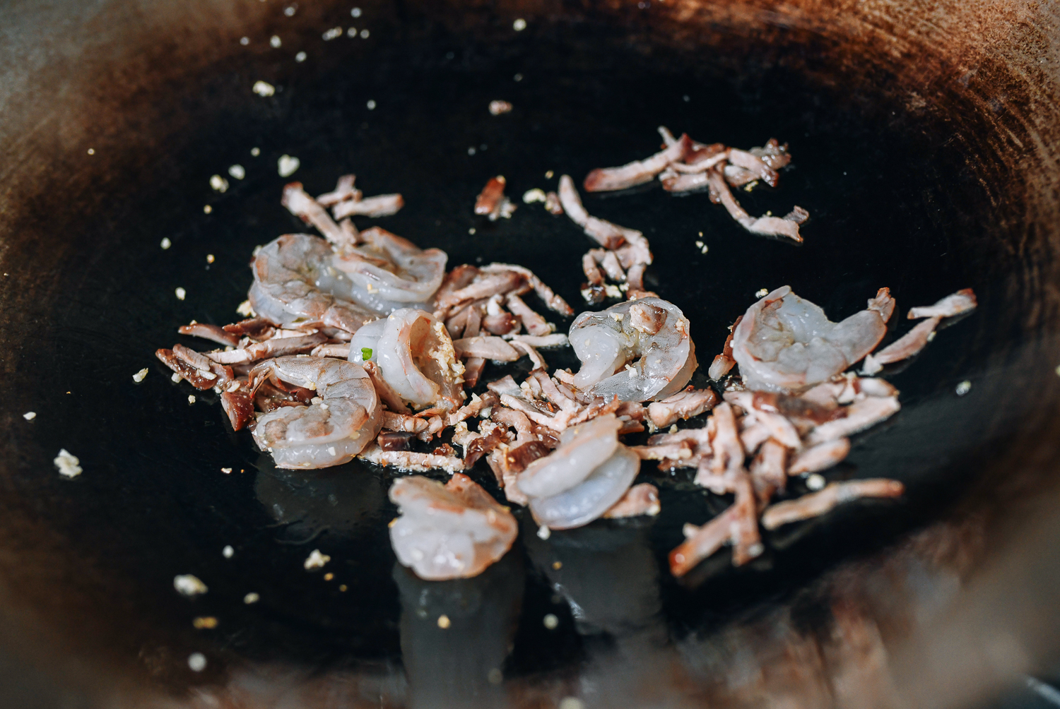 Adding shrimp and roast pork to wok, bmeteor.aiodimecu.cf