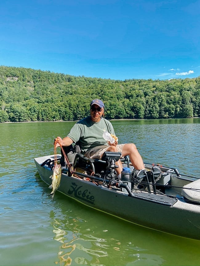 Bill on fishing kayak holding catch, bmeteor.aiodimecu.cf