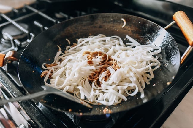 Adding noodles and pad Thai sauce to wok, bmeteor.aiodimecu.cf