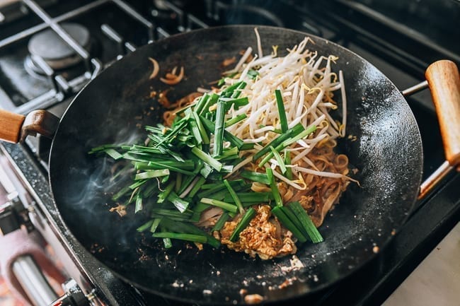 Adding garlic chives and bean sprouts to wok, bmeteor.aiodimecu.cf