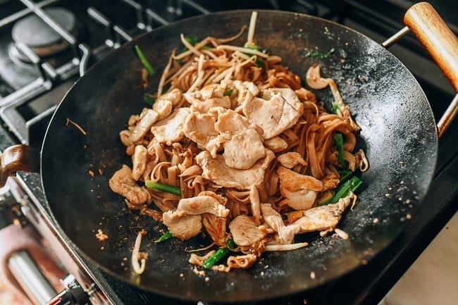 Adding chicken back to wok with noodles, bmeteor.aiodimecu.cf