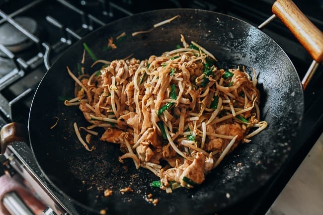 Stir-frying pad thai in wok, bmeteor.aiodimecu.cf