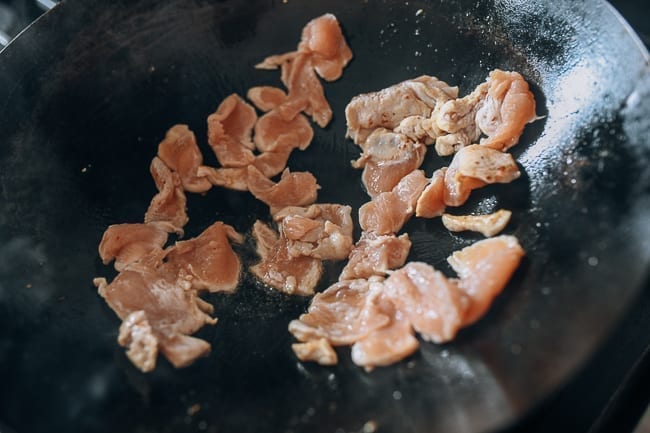 Searing sliced chicken in wok, bmeteor.aiodimecu.cf