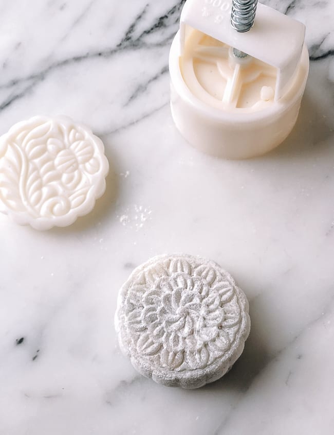 Snow Skin Mooncake released from mold, bmeteor.aiodimecu.cf