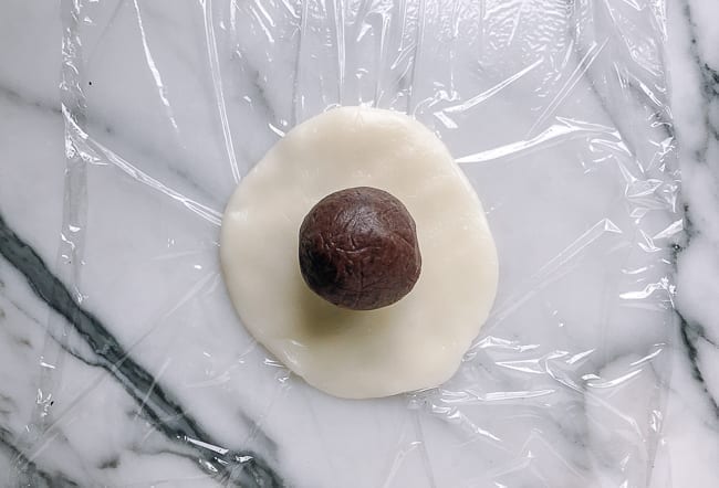 Ball of filling on disc of mochi dough, bmeteor.aiodimecu.cf