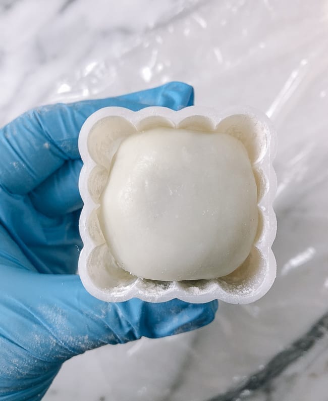 Snow skin mooncake dough and filling ball inside mold, bmeteor.aiodimecu.cf