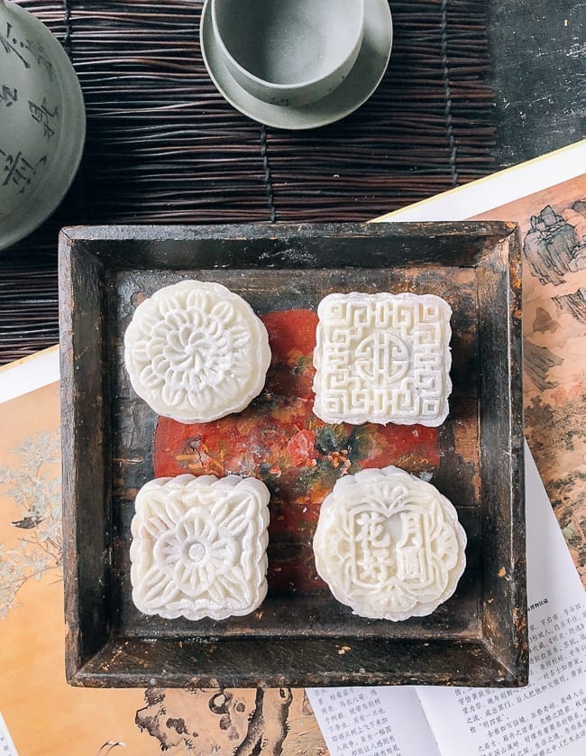 Four snow skin mooncakes on square wooden dish, bmeteor.aiodimecu.cf