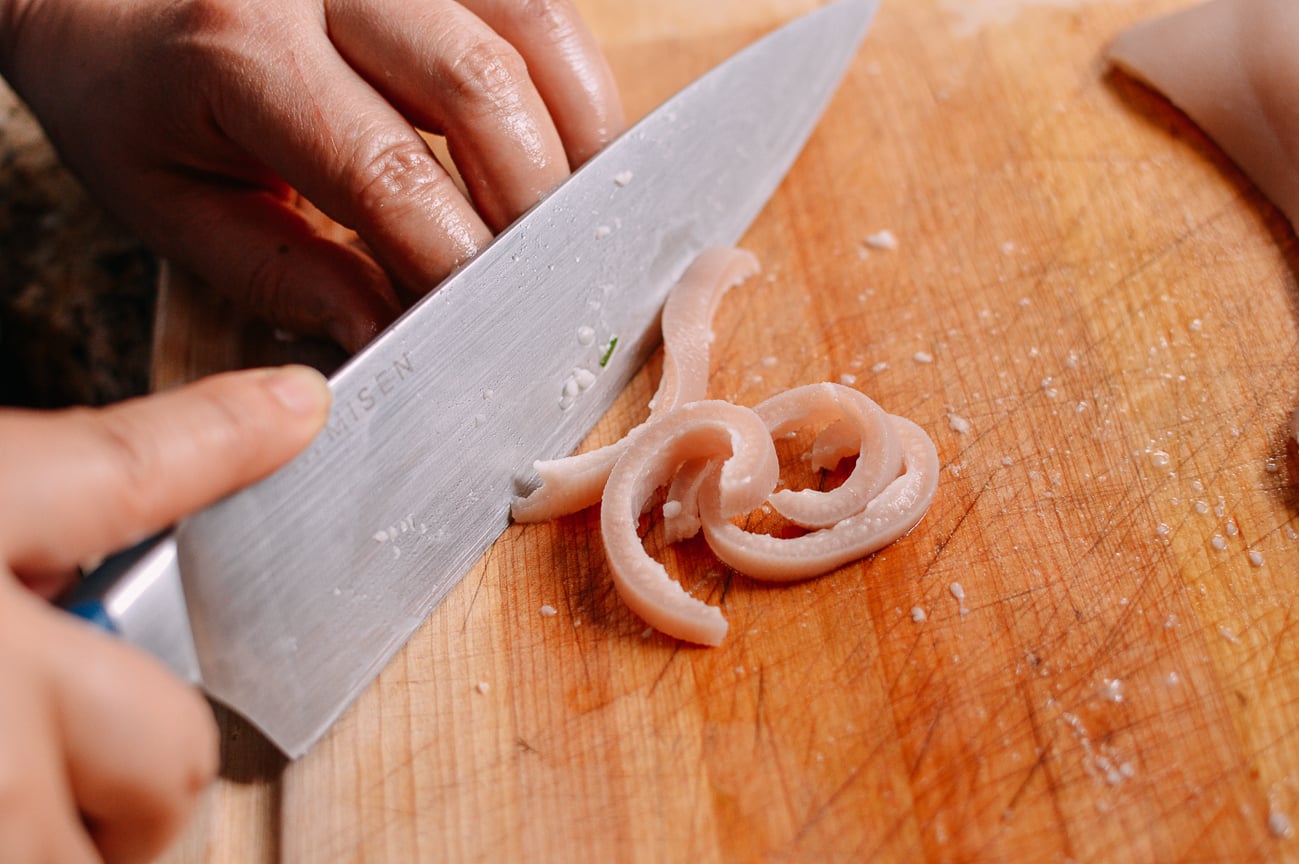 Slicing blanched pork skin, bmeteor.aiodimecu.cf