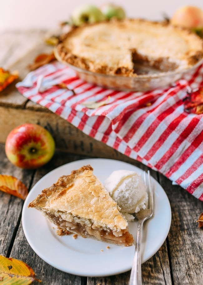 Slice of flaky apple pie with ice cream, bmeteor.aiodimecu.cf