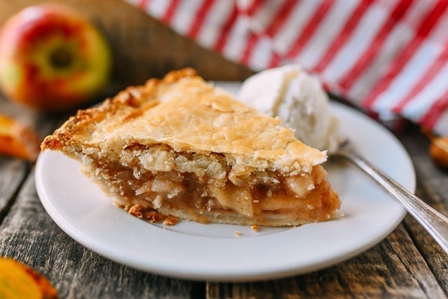 Slice of flaky apple pie with ice cream, bmeteor.aiodimecu.cf
