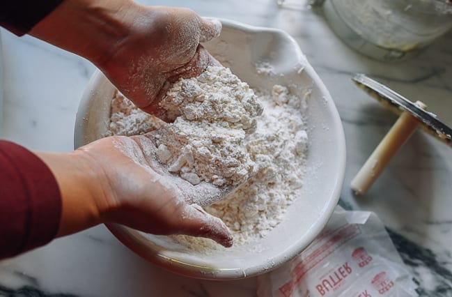 Combining flour and butter with hands, bmeteor.aiodimecu.cf