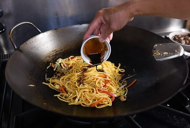 Adding pre-mixed sauce to lo mein in wok, bmeteor.aiodimecu.cf