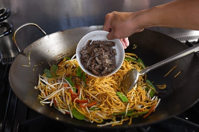 Adding cooked beef back to lo mein in wok, bmeteor.aiodimecu.cf