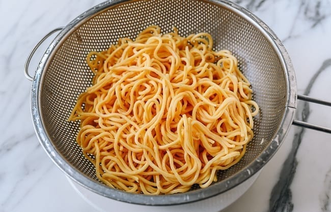 Lo mein noodles in a colander, bmeteor.aiodimecu.cf