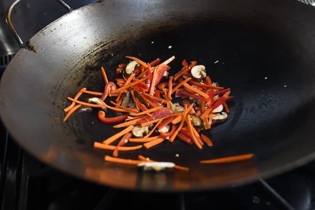 Adding carrots, peppers, and mushrooms to garlic in wok, bmeteor.aiodimecu.cf