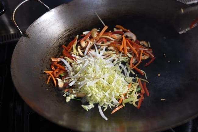 Adding napa cabbage to other vegetables in wok, bmeteor.aiodimecu.cf