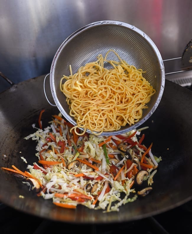 Adding lo mein noodles to vegetables in wok, bmeteor.aiodimecu.cf