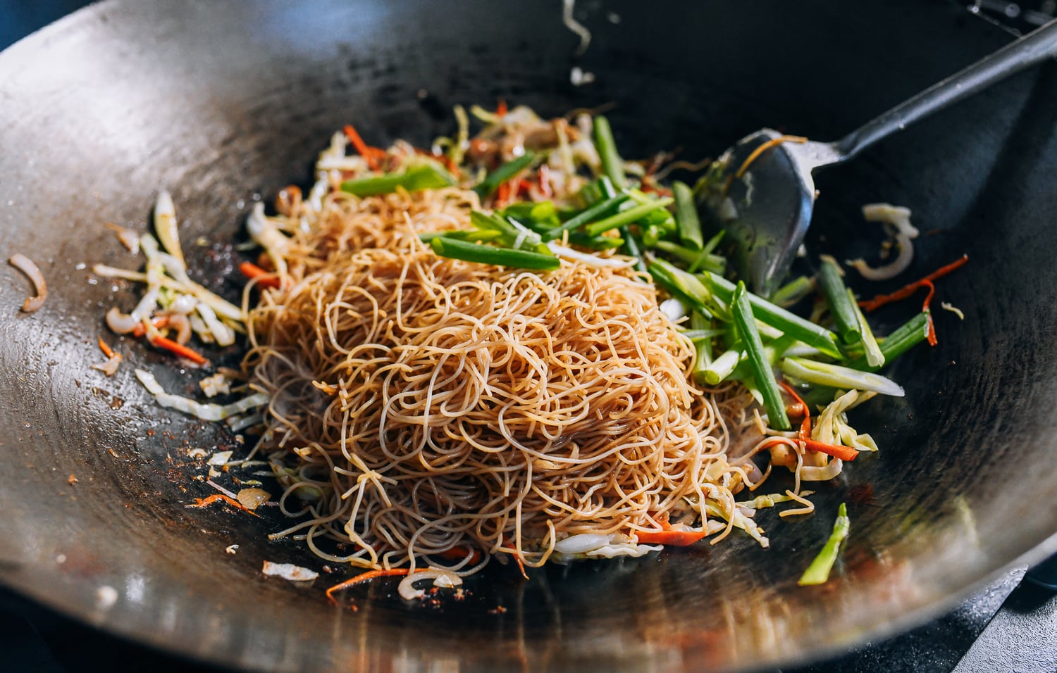 Adding rice noodles and scallions to wok, bmeteor.aiodimecu.cf