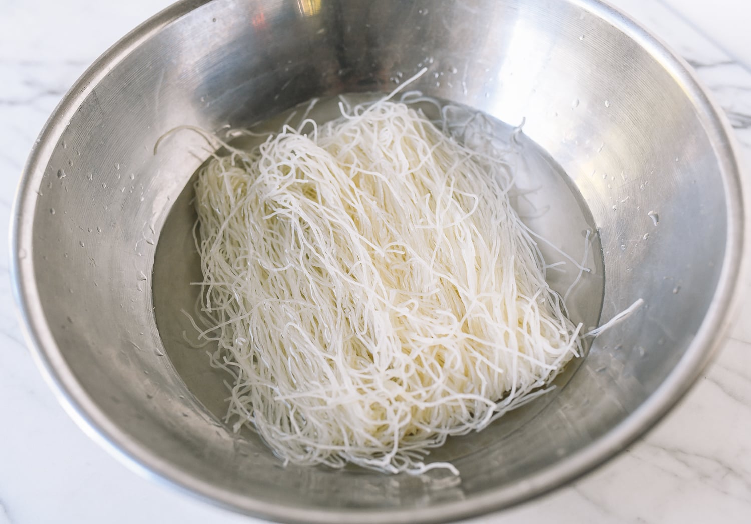 Soaking rice noodles in water in metal bowl, bmeteor.aiodimecu.cf