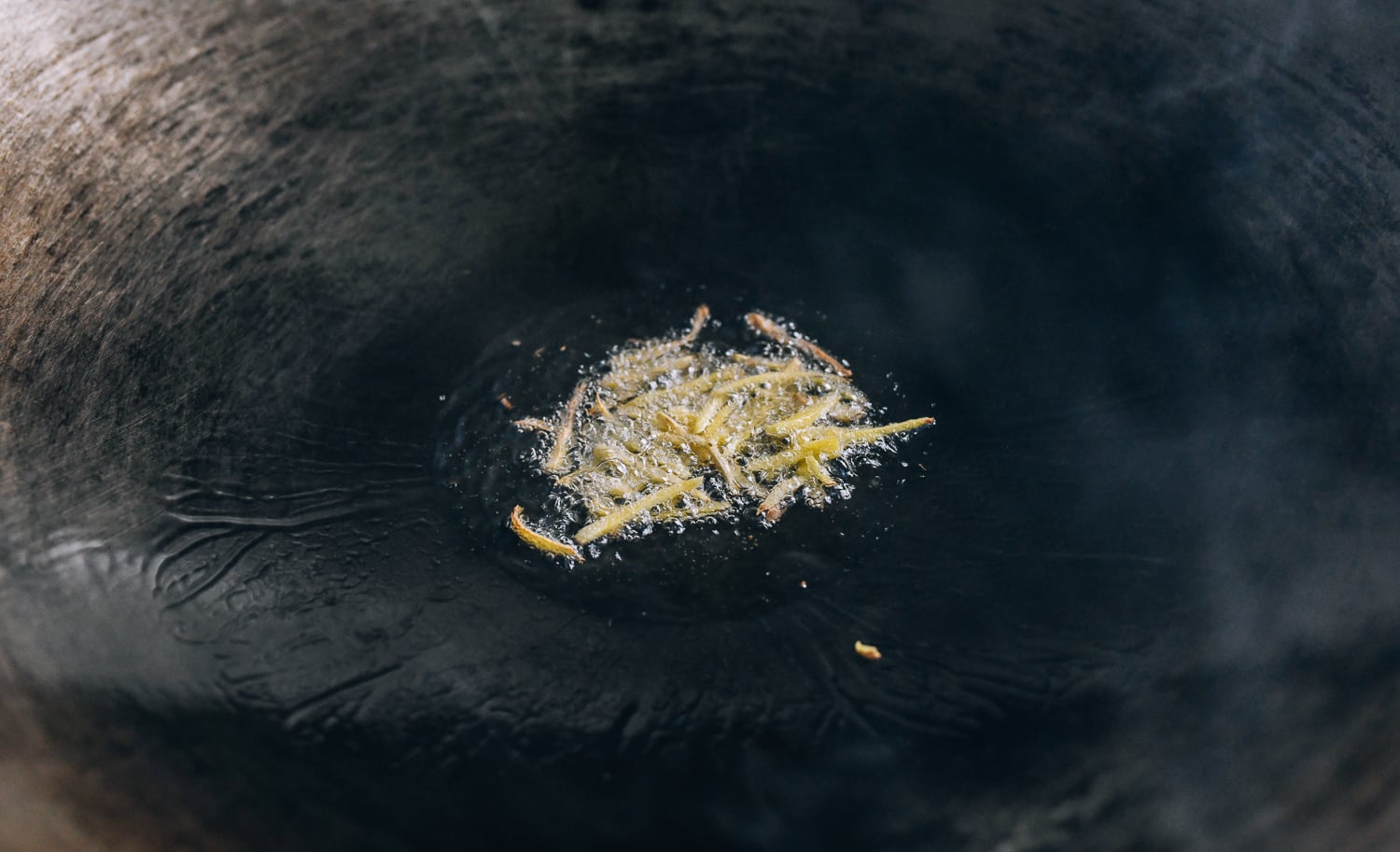 Adding ginger to oil in wok, bmeteor.aiodimecu.cf