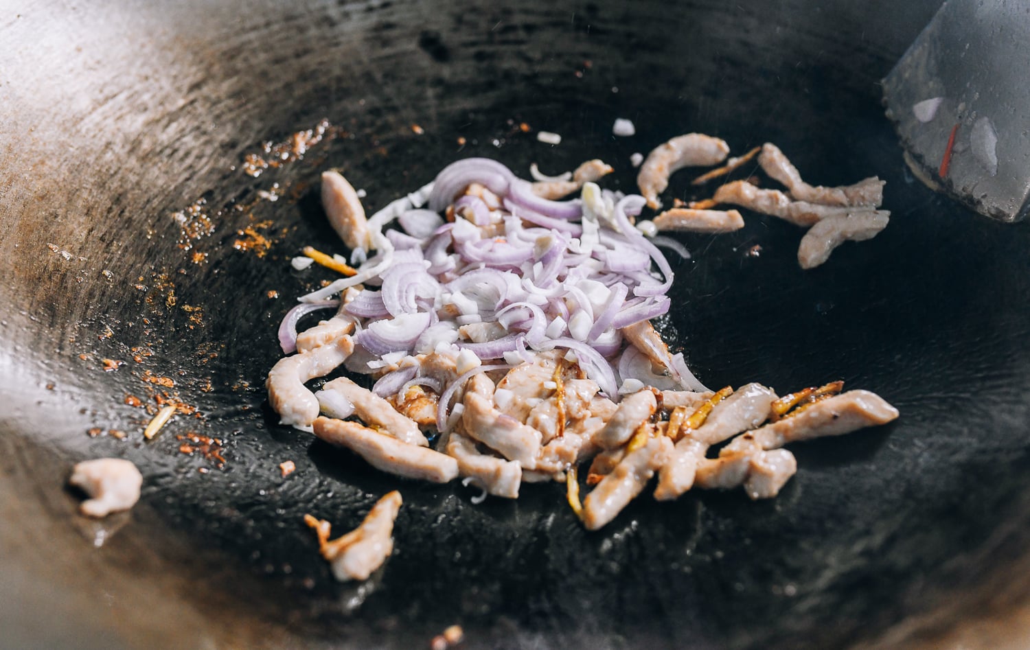 Adding shallots to chicken and ginger, bmeteor.aiodimecu.cf