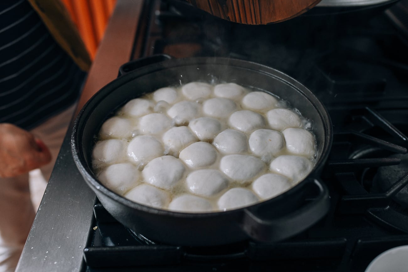 Water sizzling and bubbling in pan of Shengjian bao, bmeteor.aiodimecu.cf