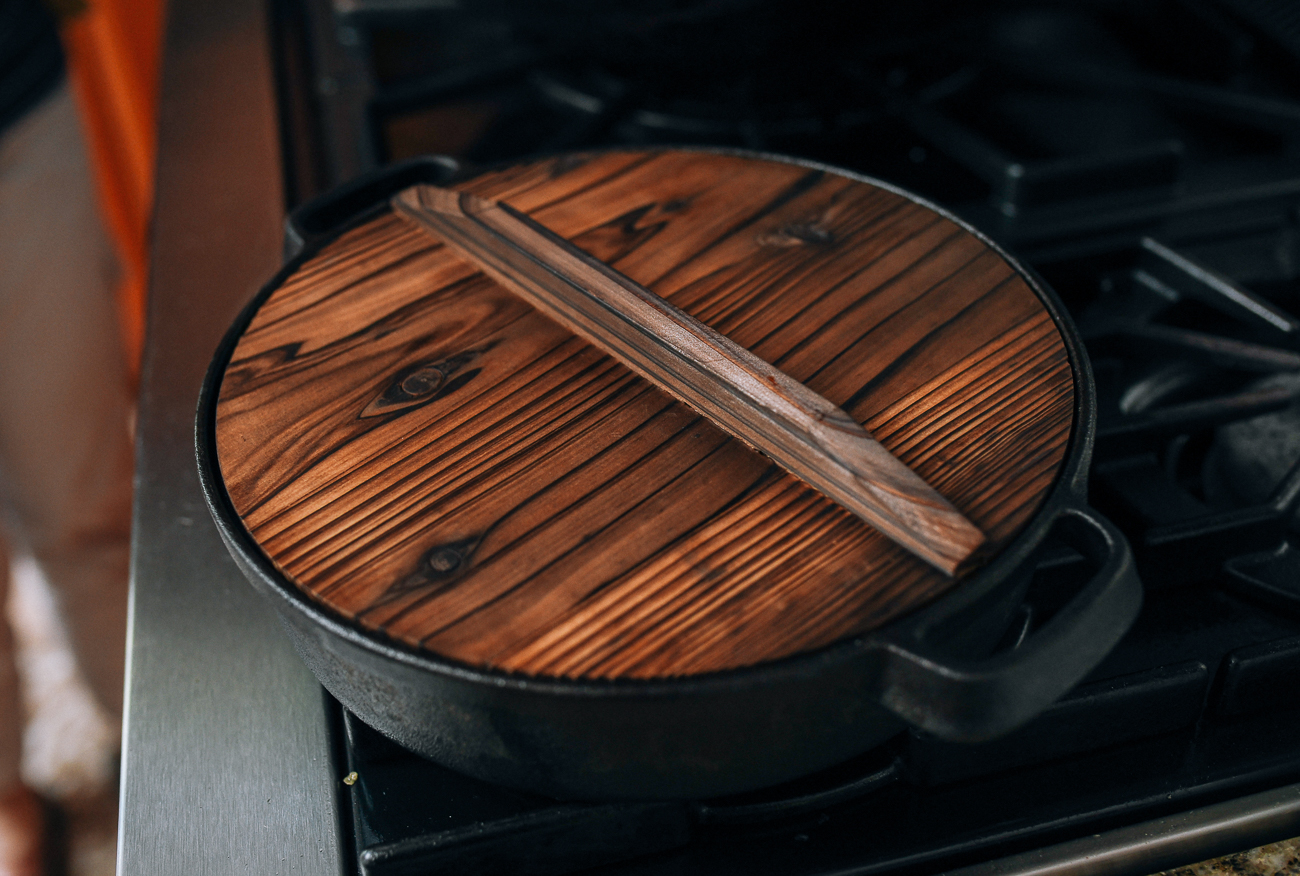 Chinese-style cast iron pan covered with wooden lid, bmeteor.aiodimecu.cf