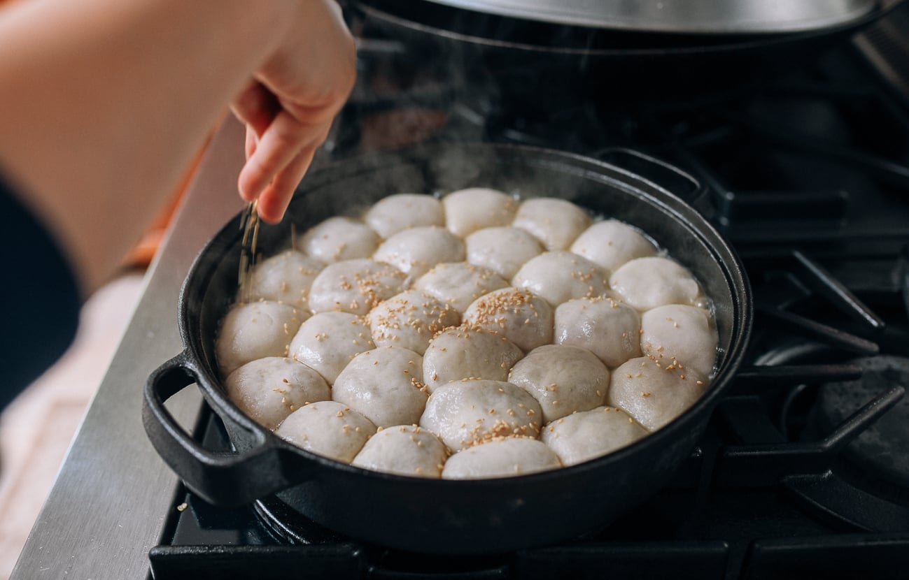 Sprinkling buns with sesame seeds, bmeteor.aiodimecu.cf