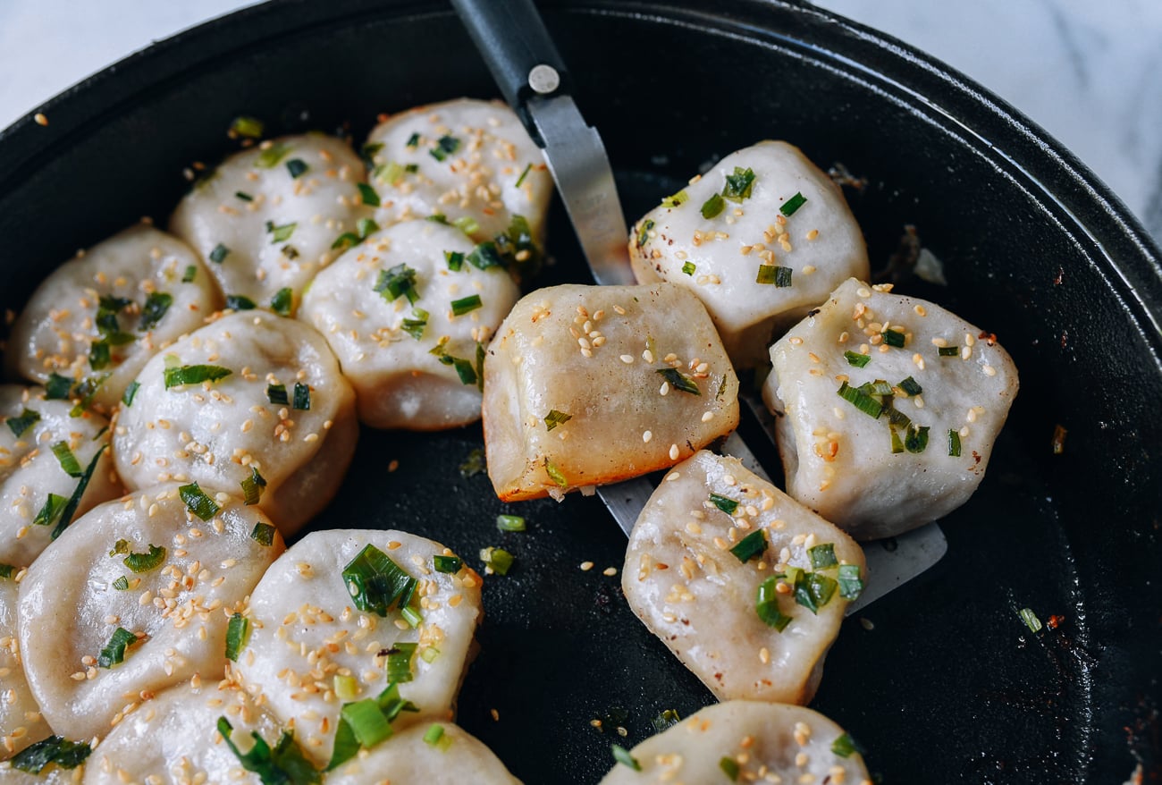 Taking Shengjian Mantou out of cast iron pan with spatula, bmeteor.aiodimecu.cf