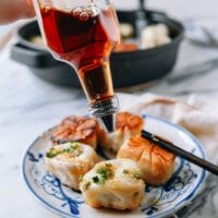 Pouring Shanghai rice vinegar over shengjian mantou, bmeteor.aiodimecu.cf