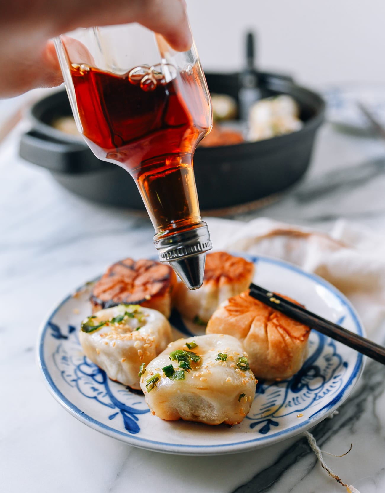 Pouring Shanghai rice vinegar over shengjian mantou, bmeteor.aiodimecu.cf