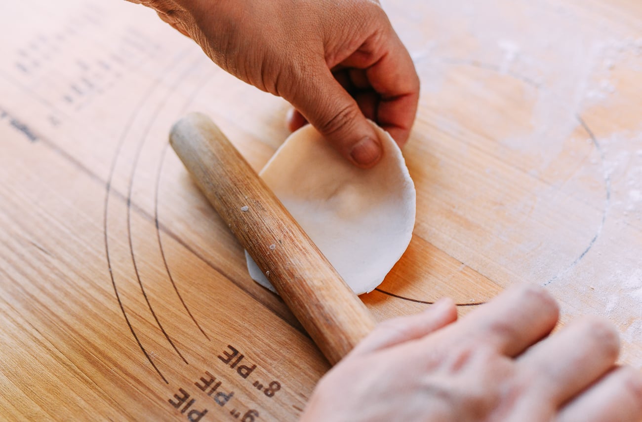 Rolling shengjian bao dough into round circles using a Chinese rolling pin, bmeteor.aiodimecu.cf