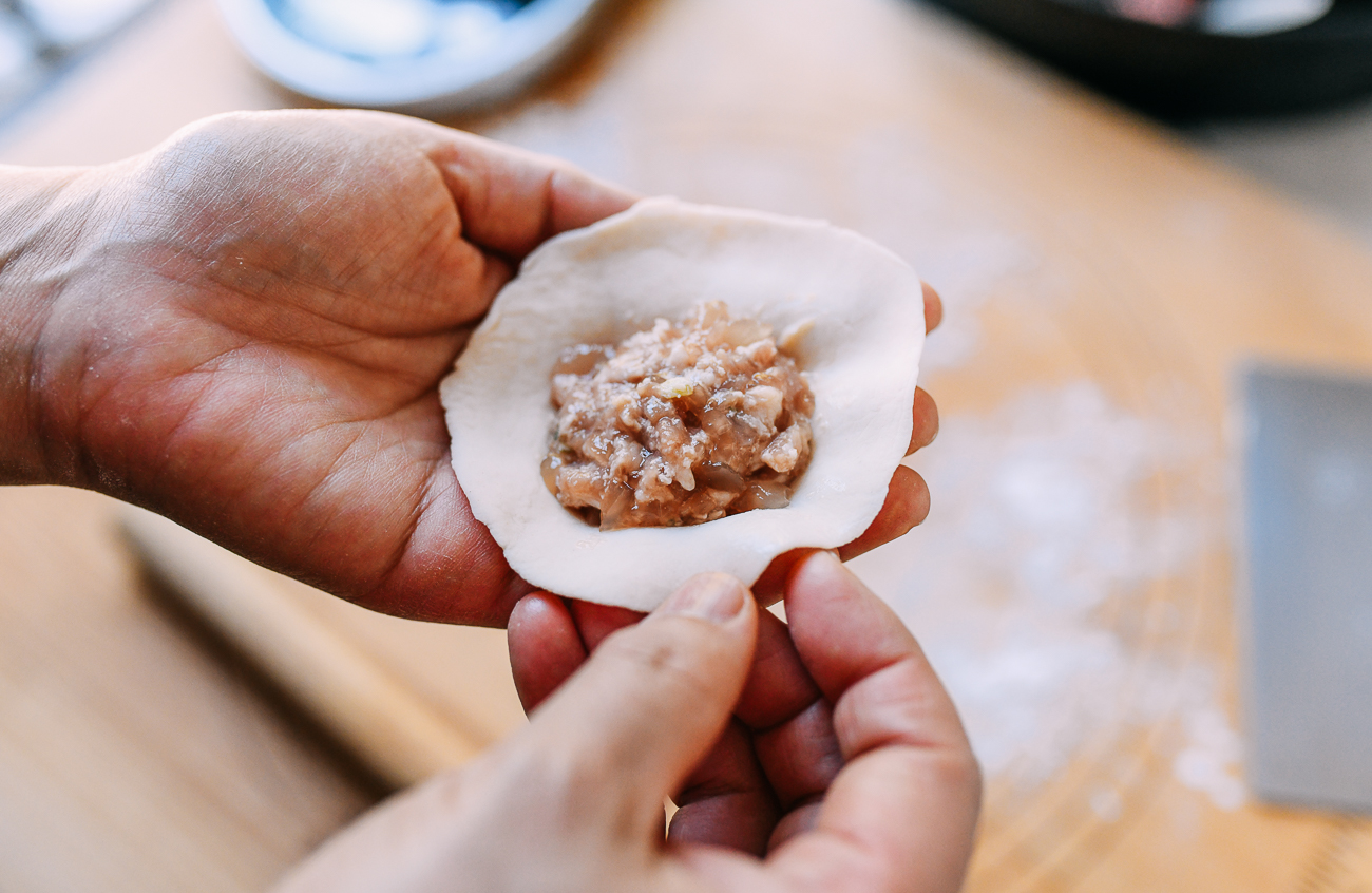 2 tablespoons of shengjian bao filling in center of rolled dough, bmeteor.aiodimecu.cf