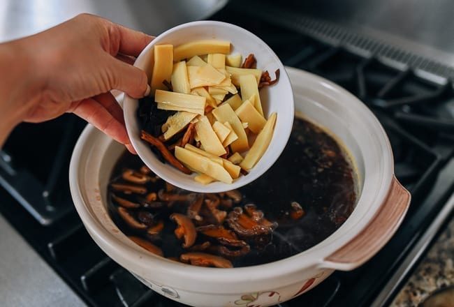 Adding mushrooms, lily flowers, and bamboo shoots to pot of soup, bmeteor.aiodimecu.cf